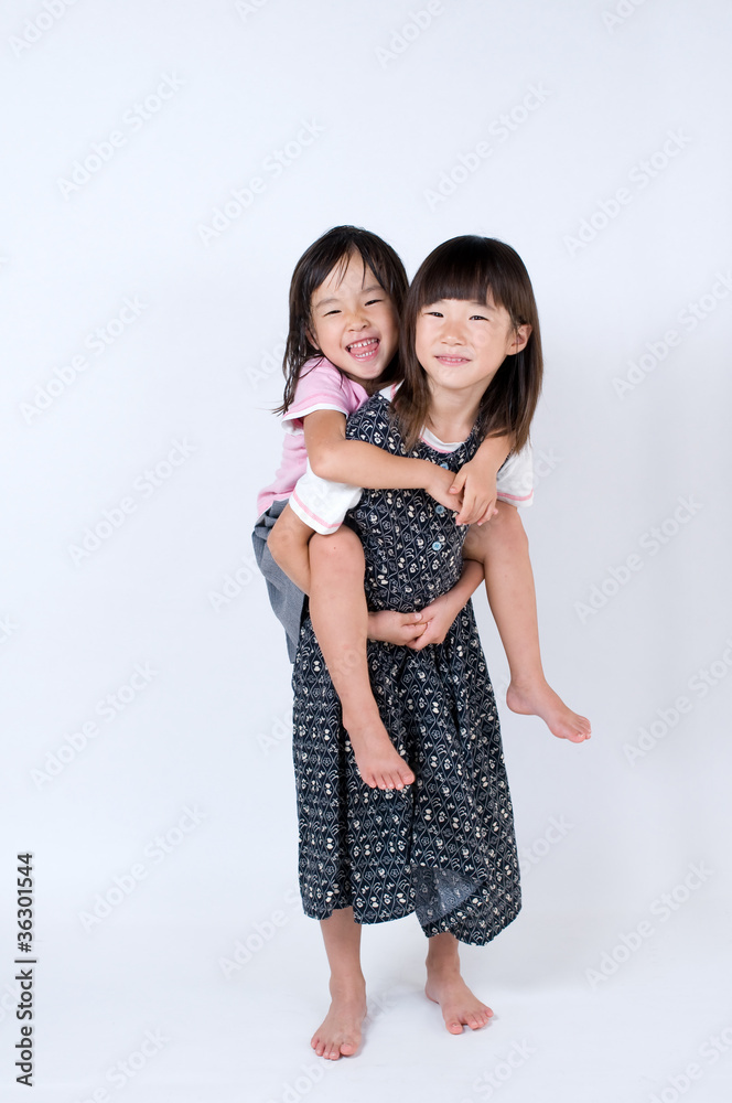 おんぶする子供 おんぶする子供