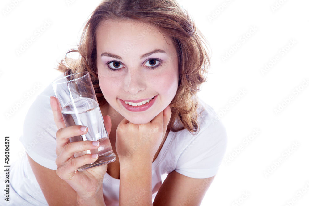 Sportliche Frau Gesicht lächelt mit Glas Wasser Nahaufnahme Sportliche Frau Gesicht lächelt mit Glas Wasser Nahaufnahme