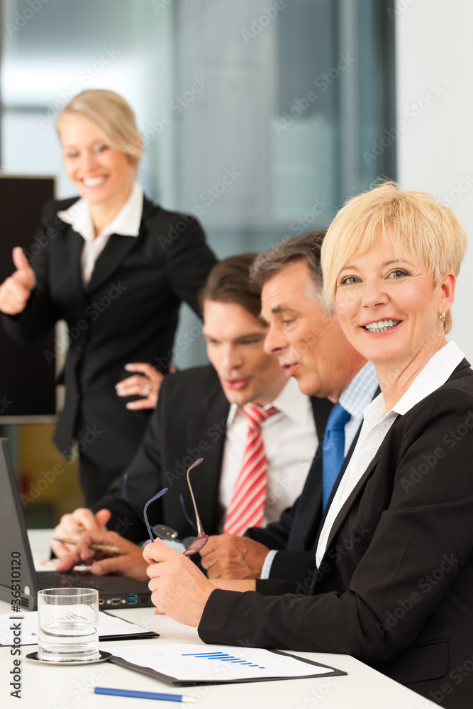 Business - Besprechung in einem Büro Business - Besprechung in einem Büro