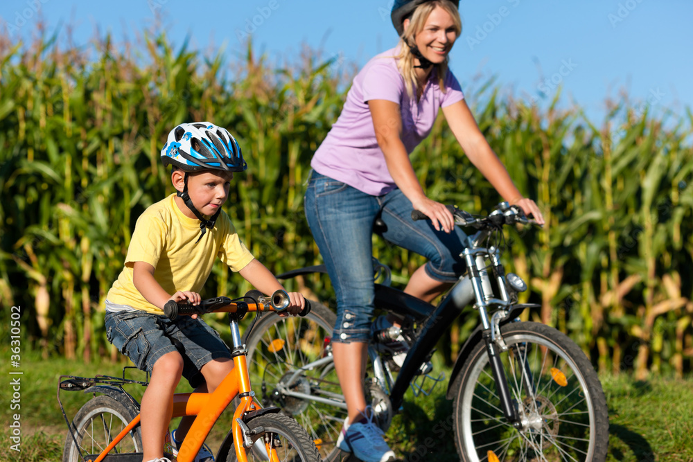 Familie fährt Fahrrad im Sommer