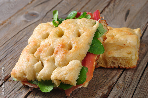 focaccia con crudo e valeriana