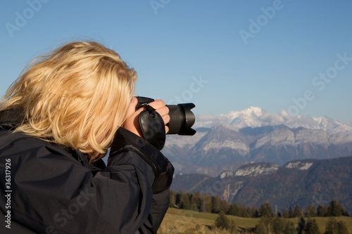 Frau fotografiert den Mont Blanc