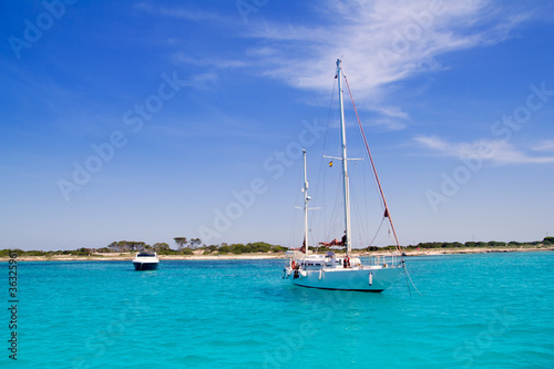 Fototapeta Naklejka Na Ścianę i Meble -  anchored sailboats in turquoise Formentera beach