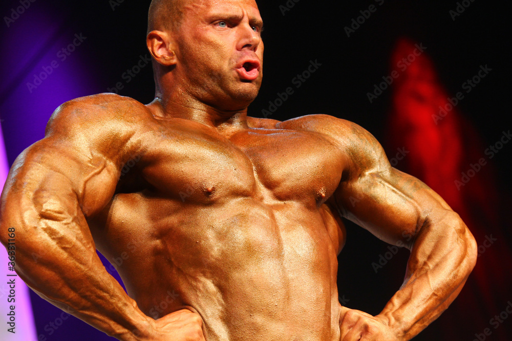 Naklejka premium bodybuilder posing