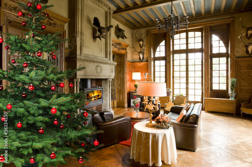 Weihnachtlich geschmücktes Kaminzimmer