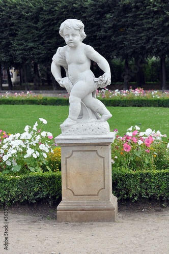 Figur im Schloßpark Friedrichsfelde