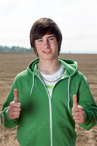 Junger Mann in grüner Jacke freut sich 590 © Edler von Rabenstein