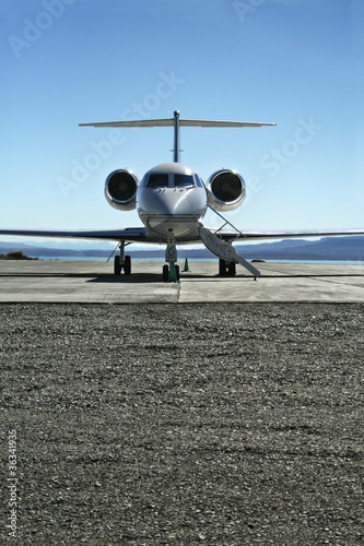 Learjet,  Avión en pista