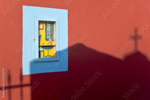 Window and shadow on red wall background © Mulden