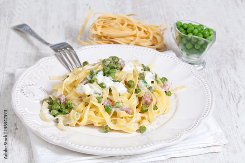 noodles with cream and ham