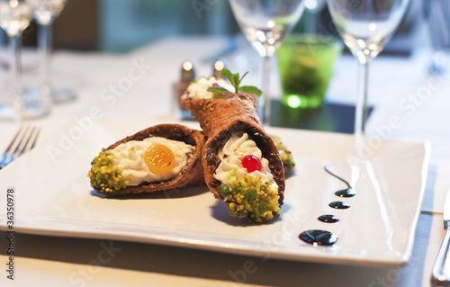 cannolo siciliano, dolce italiano photo