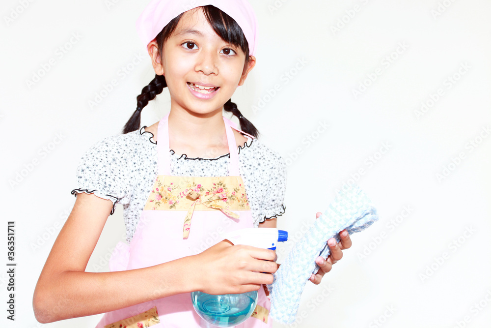 拭き掃除を手伝う笑顔の女の子 拭き掃除を手伝う笑顔の女の子