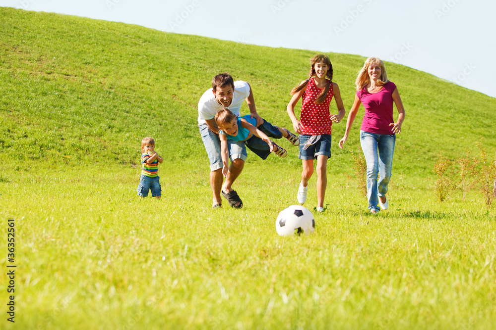 Obraz premium Excited parents with kids