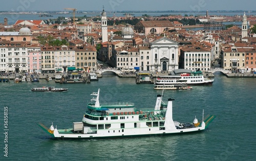 Панорама Венеции и паромное судно