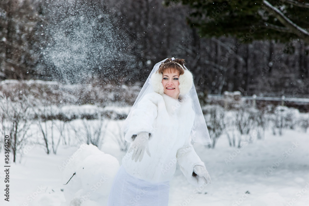 The bride plays snowball fight