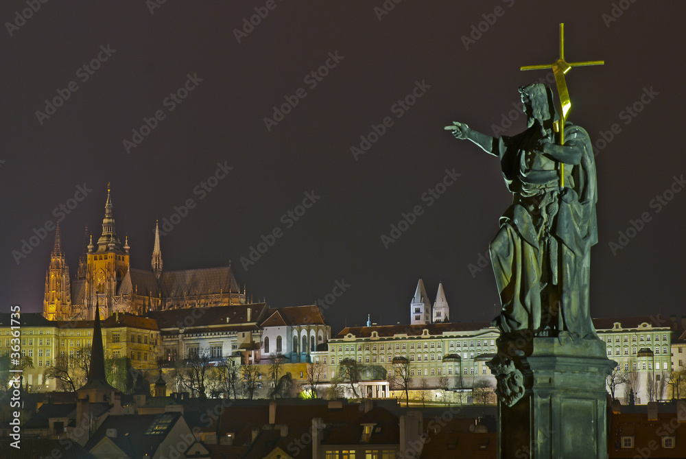 Fototapeta premium Heiligenfigur zeigt auf Prager Burg