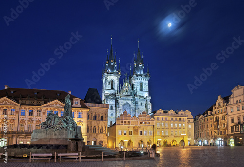 Prag Altenstätter Ring mit Denkmal und Teynkirche © Fineart Panorama