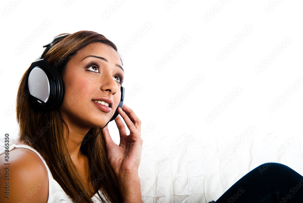 Ταπετσαρία Beautiful indian teenage girl, listening to music