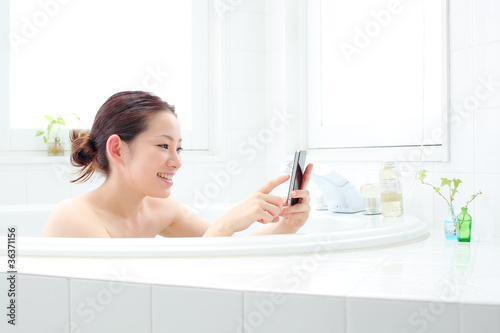 入浴しながらスマートフォンを使う女の子