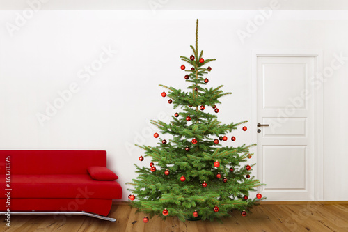 Weihnachtsbaum mit Roter Couch