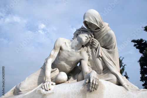 Скульптура у базилики Нотр-Дам-де-ла-Гард, Марсель.