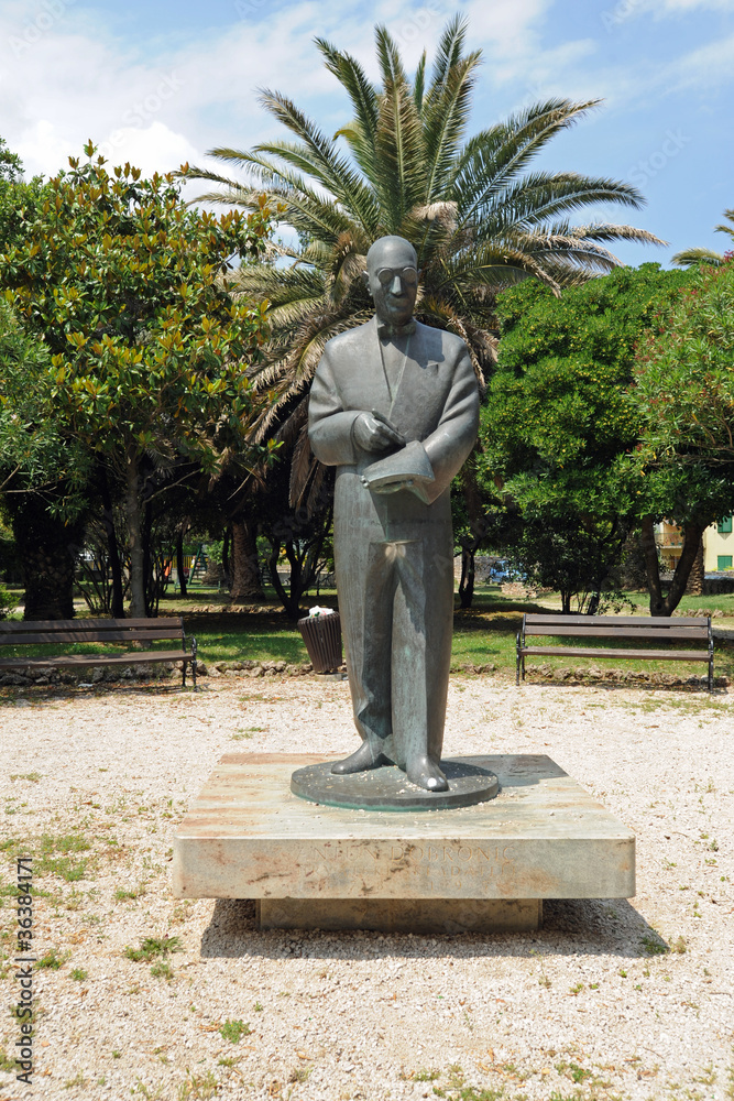Obraz premium Jelsa sur l'île de Hvar - Statue du compositeur Antun Dobronić