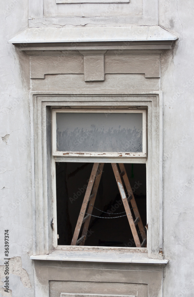 Immeuble en rénovation - Détail fenêtre déposée