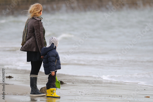 mère et enfant regardant la mer