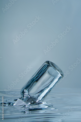 水面とガラス瓶