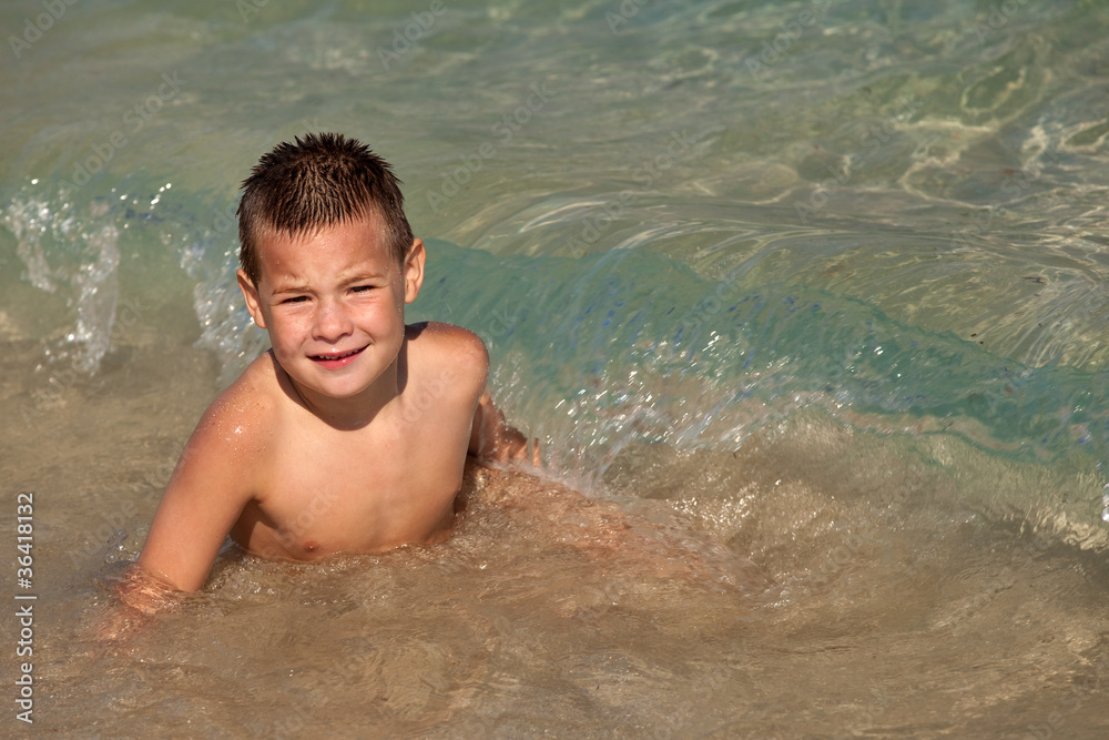 Kind hat Spaß beim Baden im Meer