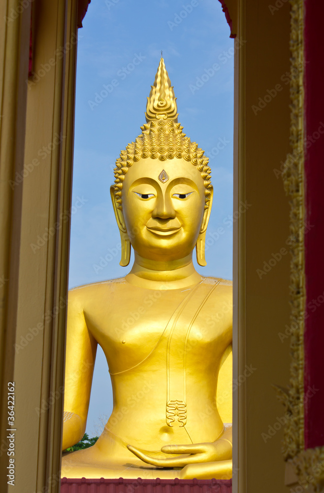 Fototapeta premium Large golden Buddha. In a temple in Thailand.