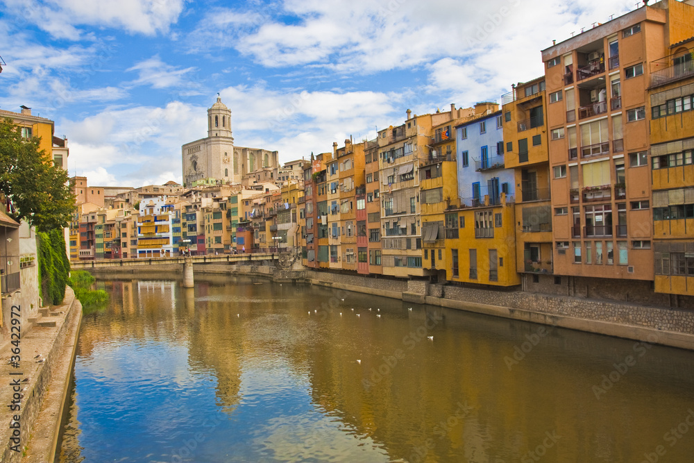 Vista típica del casco antiguo de Girona, casas en el río
