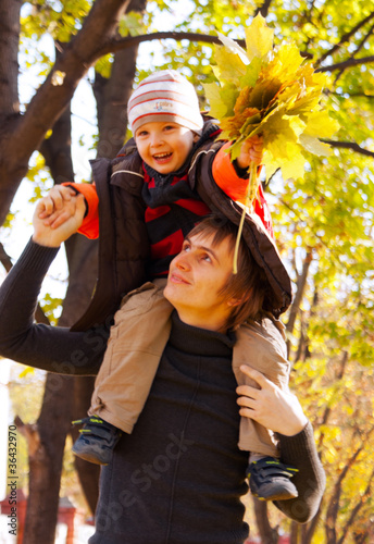 Obraz na płótnie Happy father and son at fall time w salonie