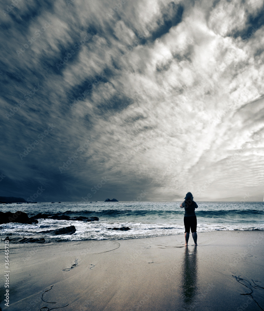 Naklejka premium femme plage et coucher de soleil