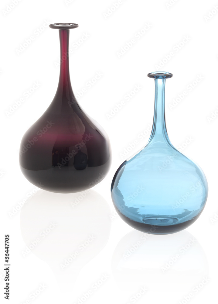 zwei farbige Glasvasen