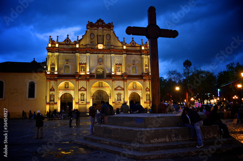 Obraz na płótnie Cathedral in San Cristobal, Mexico at night