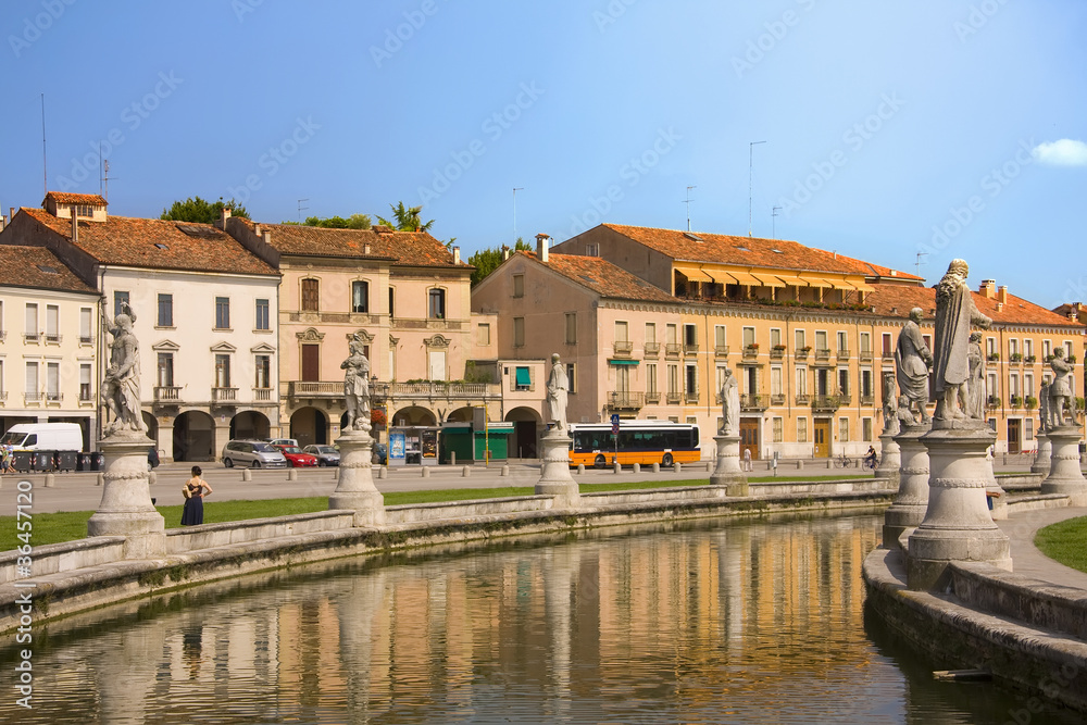 Naklejka premium Kanał publiczny plac Prato della Valle w Padwie