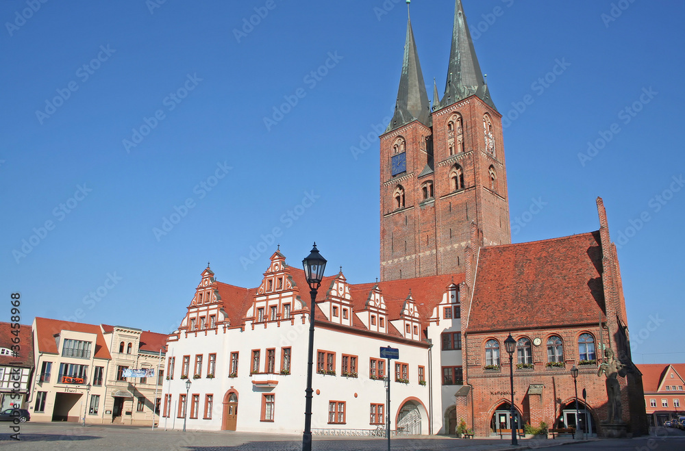 Fototapeta premium Stendahl: Marktplatz mit Rathaus und Marienkirche