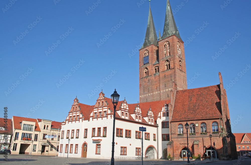 Stendahl: Marktplatz mit Rathaus und Marienkirche