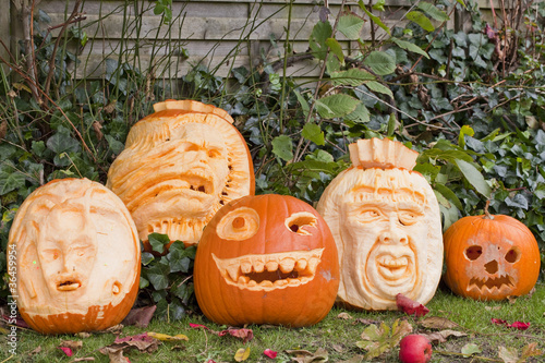 Fünf gruselige Halloween-Kürbisgesichter