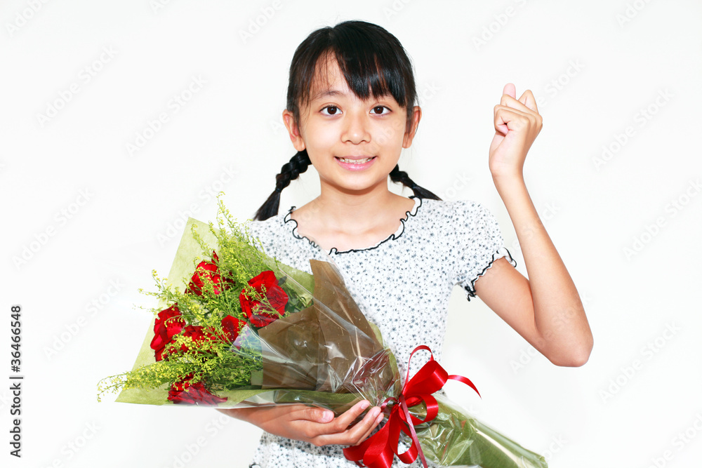 花束を持ちガッツポーズをする女の子 花束を持ちガッツポーズをする女の子