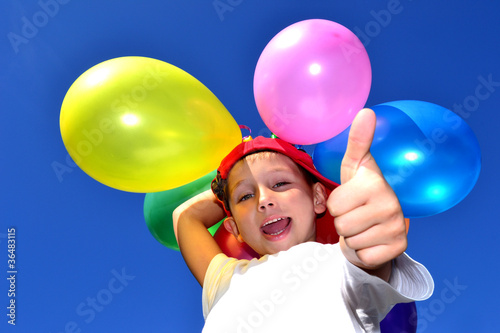 Kind mit Luftballons