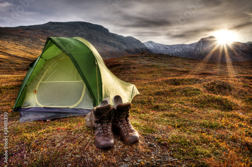 Camping bei Sonnenaufgang in Norwegen