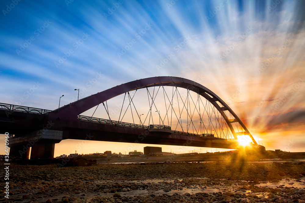Obraz premium Color Red Bridge Sunset, Chuk Yuen, Taoyuan County, Taiwan