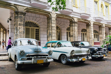 Plexiglas schilderij Cubaanse oldtimers Levendig straatbeeld in Havana Cuba  © Frankix