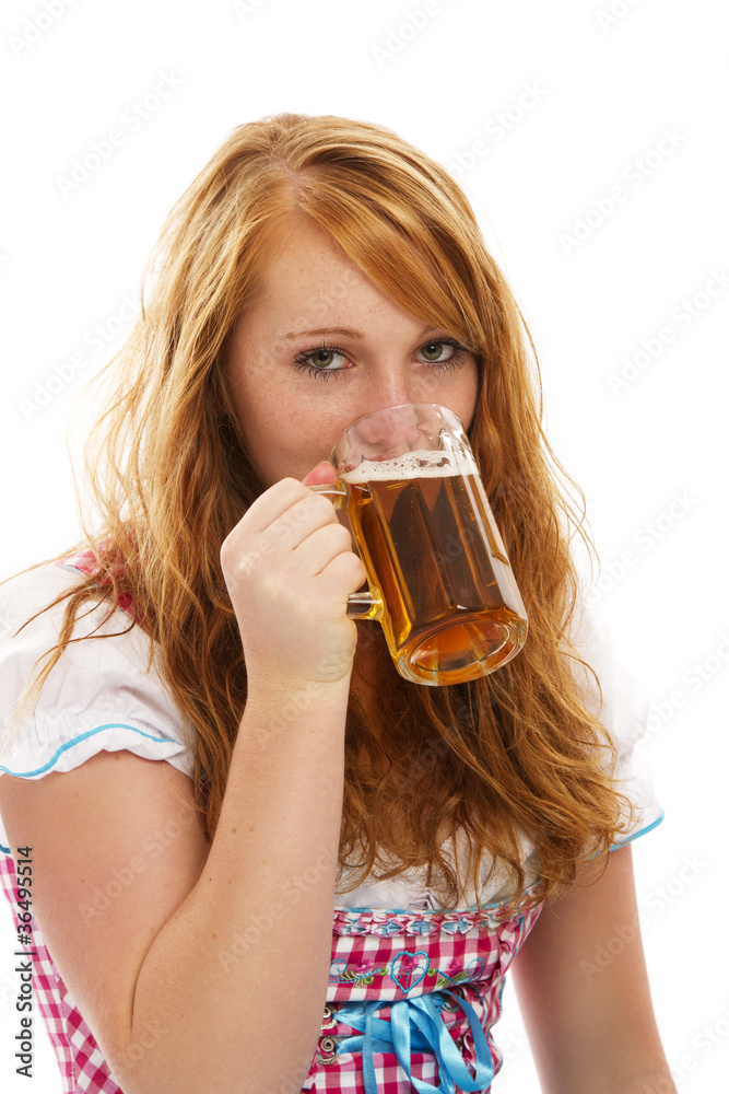 junge rothaarige frau in dirndl trinkt bier junge rothaarige frau in dirndl trinkt bier