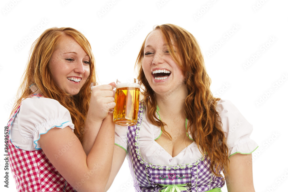 zwei glückliche rothaarige frauen in dirndl beim feiern zwei glückliche rothaarige frauen in dirndl beim feiern