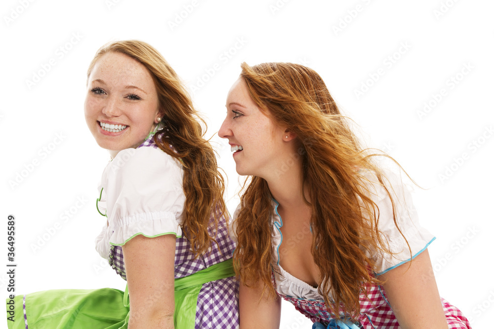 zwei rothaarige mädchen in dirndl auf weissem hintergrund zwei rothaarige mädchen in dirndl auf weissem hintergrund