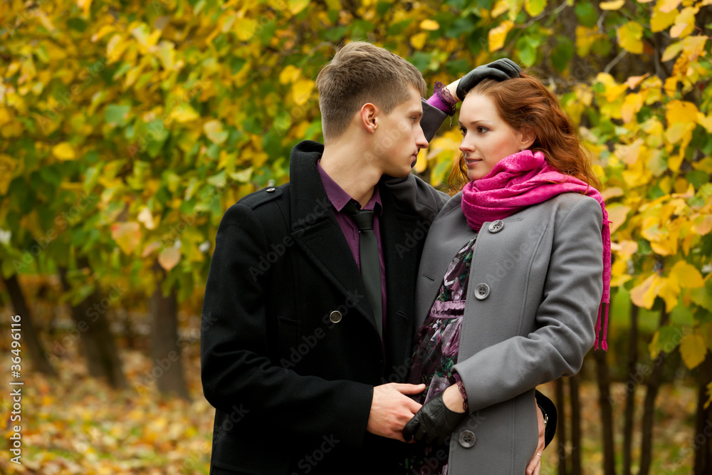 Fototapeta premium young couple holding hands