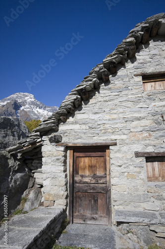 baita in pietra sulle alpi
